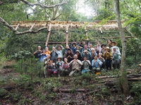（会員寄稿）安房大神宮の森　縄文小屋の茅の葺き替えフィールドワークを開催しました！【前編】